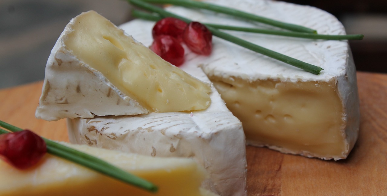 découvrez l'authenticité du camembert, ce fromage à pâte molle emblématique de la france. apprenez tout sur son origine, ses méthodes de production, et comment savourer ce délice crémeux qui ravit les papilles des gourmets.